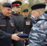 Герой России Андрей Фроленков вручил кадету Федору Симоненко берет собровца - Газета Наше время