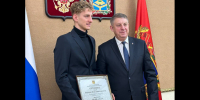 Глава региона Александр Богомаз вручил брянскому чемпиону мира по плаванию Илье Бородину денежный сертификат - Газета Наше время