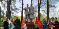 Сотрудники Навлинского психоневрологического интерната возложили цветы к Братской могиле - Газета Наше время