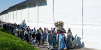 В праздник Свенской иконы Божией Матери, благочинный Навлинского церковного округа иерей Тимофей Учватов сослужил Митрополиту Александру за Божественной литургией в Свенском монастыре и Крестным ходом вокруг обители - Навлинское благочиние